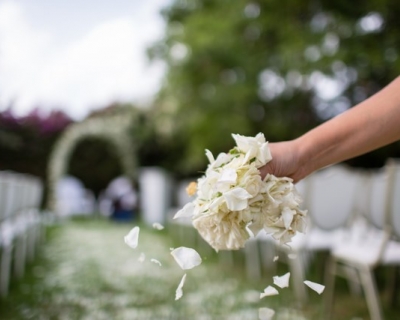 L'entrée lieu cérémonie en fleurs 